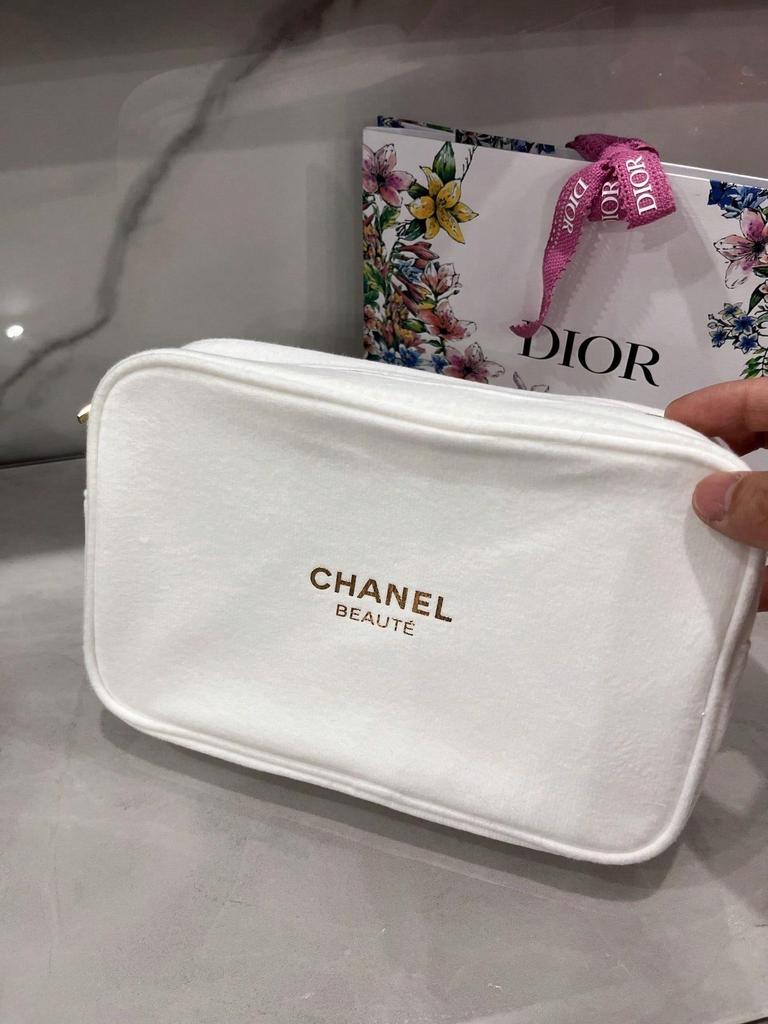 Weiße CHANEL BEAUTÉ Rechteckige Schminktasche, Reißverschluss in Gold, Kosmetiktasche für Reisen, Luxusmarke Beauty-Accessoire