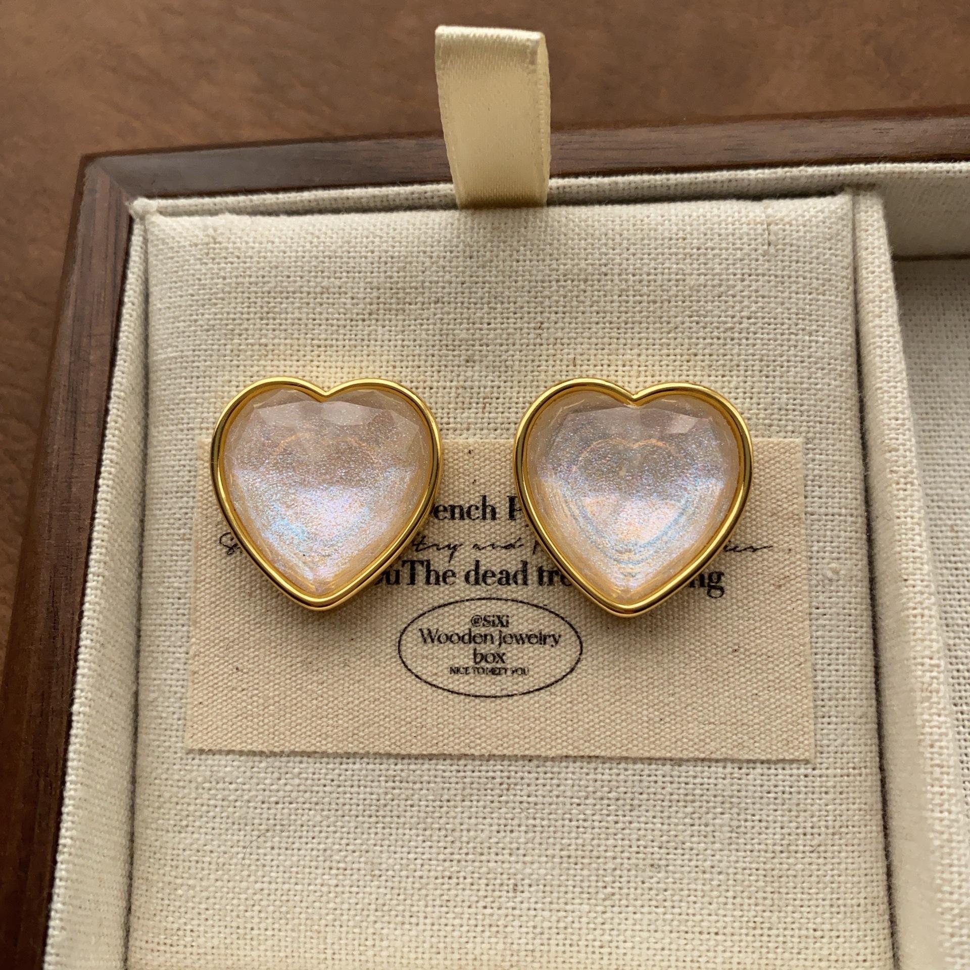 Fresh love shape resin stud earrings light luxury high sense sweet gentle temperament design fashionable daily earrings