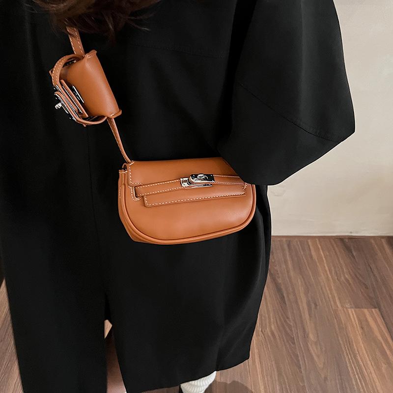 

2025 new messenger bag fashion trend small square bag casual niche design high sense this year popular commuter bag 20*7*11 чёрный