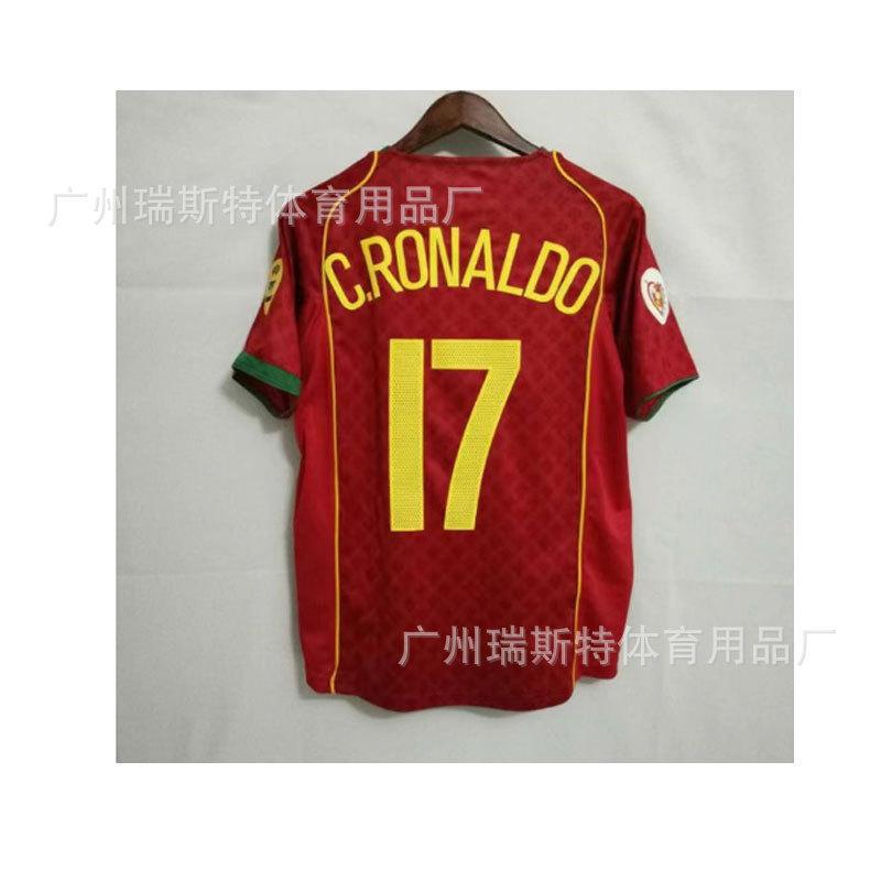Bei der Europameisterschaft 2004 sind Portugals Cristiano Ronaldo, Figo, Rui, Costa Peperonaldo und Vintage-Trikots vielseitig