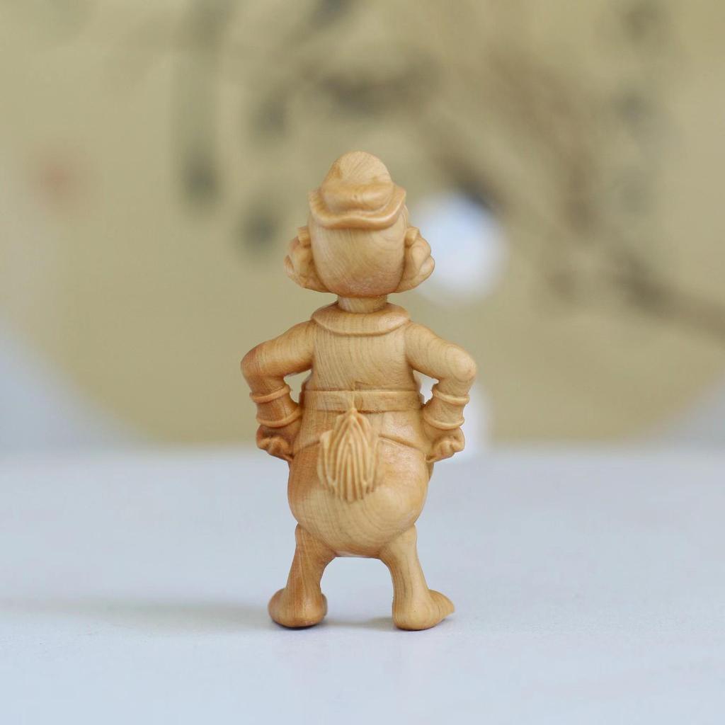 Thuja Wood Zodiac Animals: Rzeźbione wisiorki z motywem Kaczora Donalda i Myszki Miki.