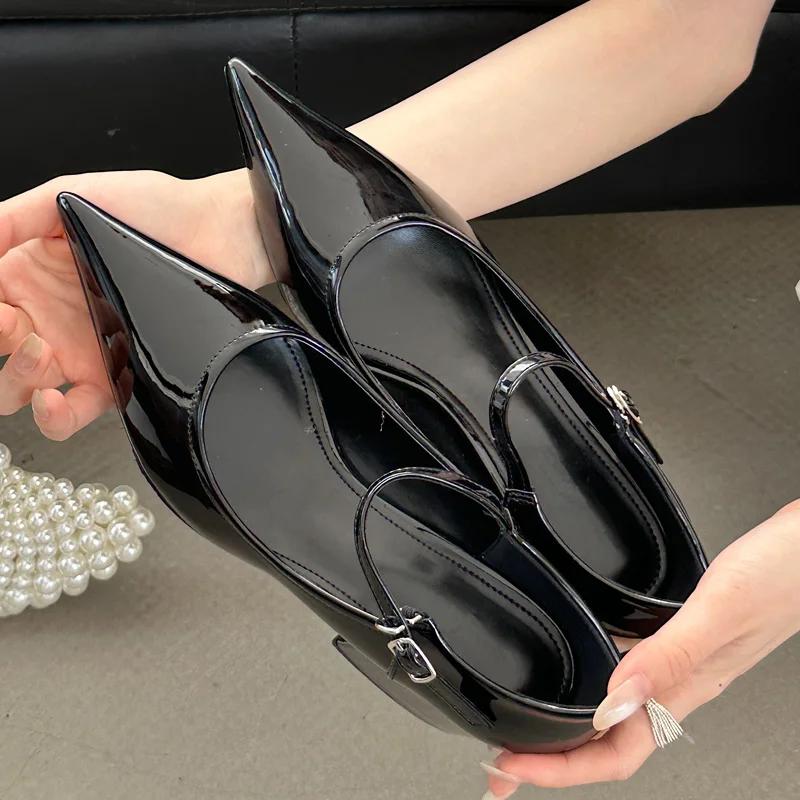 2025 Neue Frühling Lackleder Schnallenriemen Damen Pumps Sandalen Mode Spitzschuh Quadratische Niedrige Absätze Hochzeitsschuhe