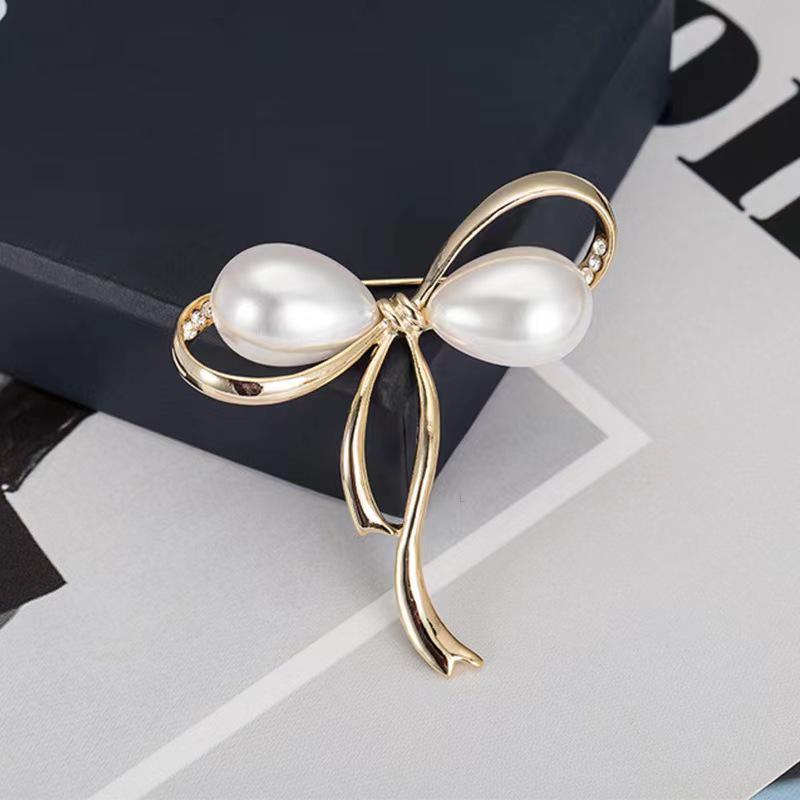 Elegant Luxury Brooch: Versatile and Exquisite Pin for Suit Jackets - Japanese and Korean Inspired Design