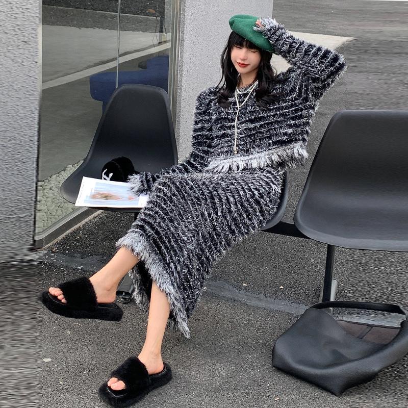 

XITAO вязаный комплект из двух предметов, полосатый топ с кисточками и длинными рукавами, женская юбка FBB1498 One Size чёрный