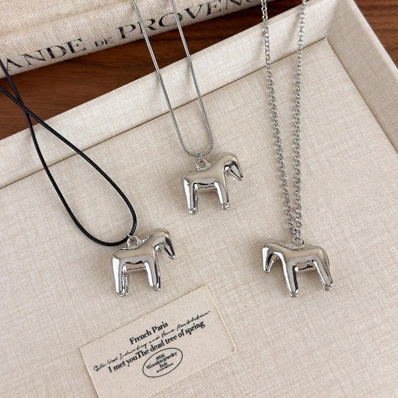 Exquisite Fashion Mini Horse Pendant Long Necklace For Women Sweet Cool Sweater Chain Minimalism Jewelry Accessories Gifts