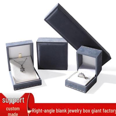 Creazione di gioielli e bijoux – Portagioie ed espositori per gioielli