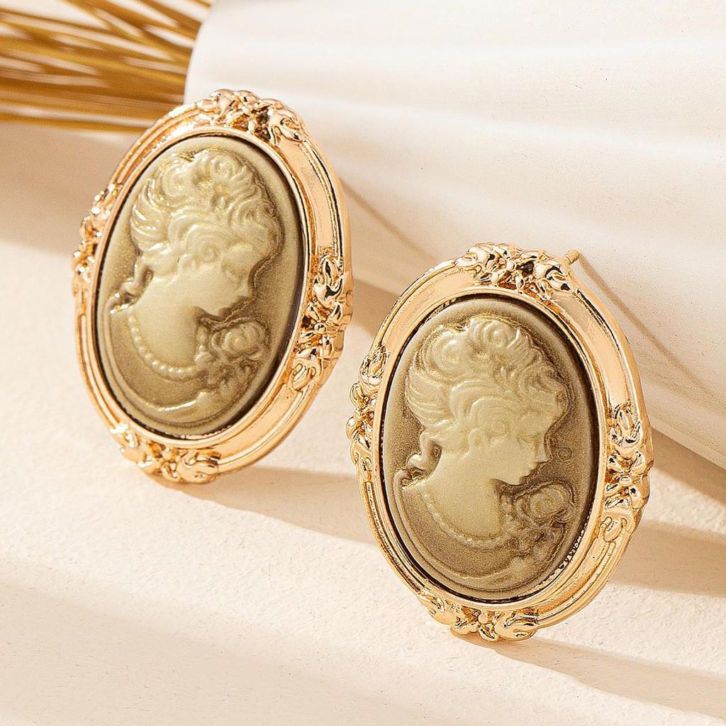 Retro Chic European & American Queen Alloy Drop Earrings for Women