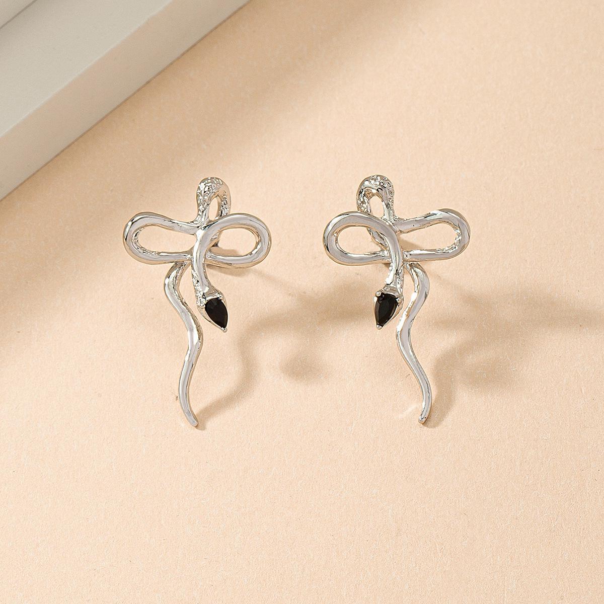 Neutral Snake Ear Studs: Fashionable, Versatile, and Simple Design for Women серебряный
