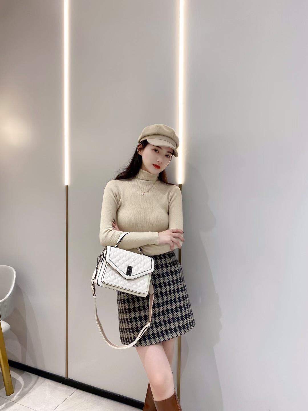 Versatile Shoulder Bag with Diamond Patterned Embroidery, Fashionable Crossbody Bag with Lock Buckle, Handbag