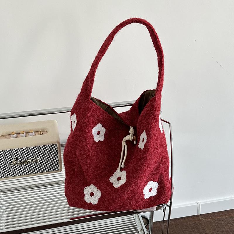 

Sweet floral Plush Women s Shoulder Bag Flower Embroidery Ladies Underarm Bags Casual Fall Winter Large Capacity Female Tote Bag красный