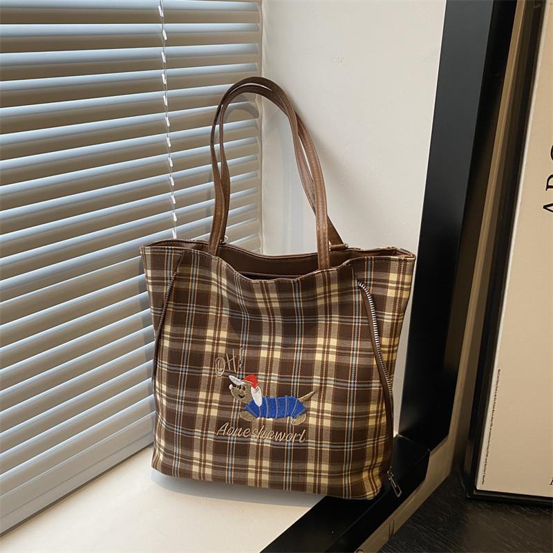 Stylish Retro Tote Bag With Trendy Plaid Design Perfect For Fall Fashion And Everyday Use