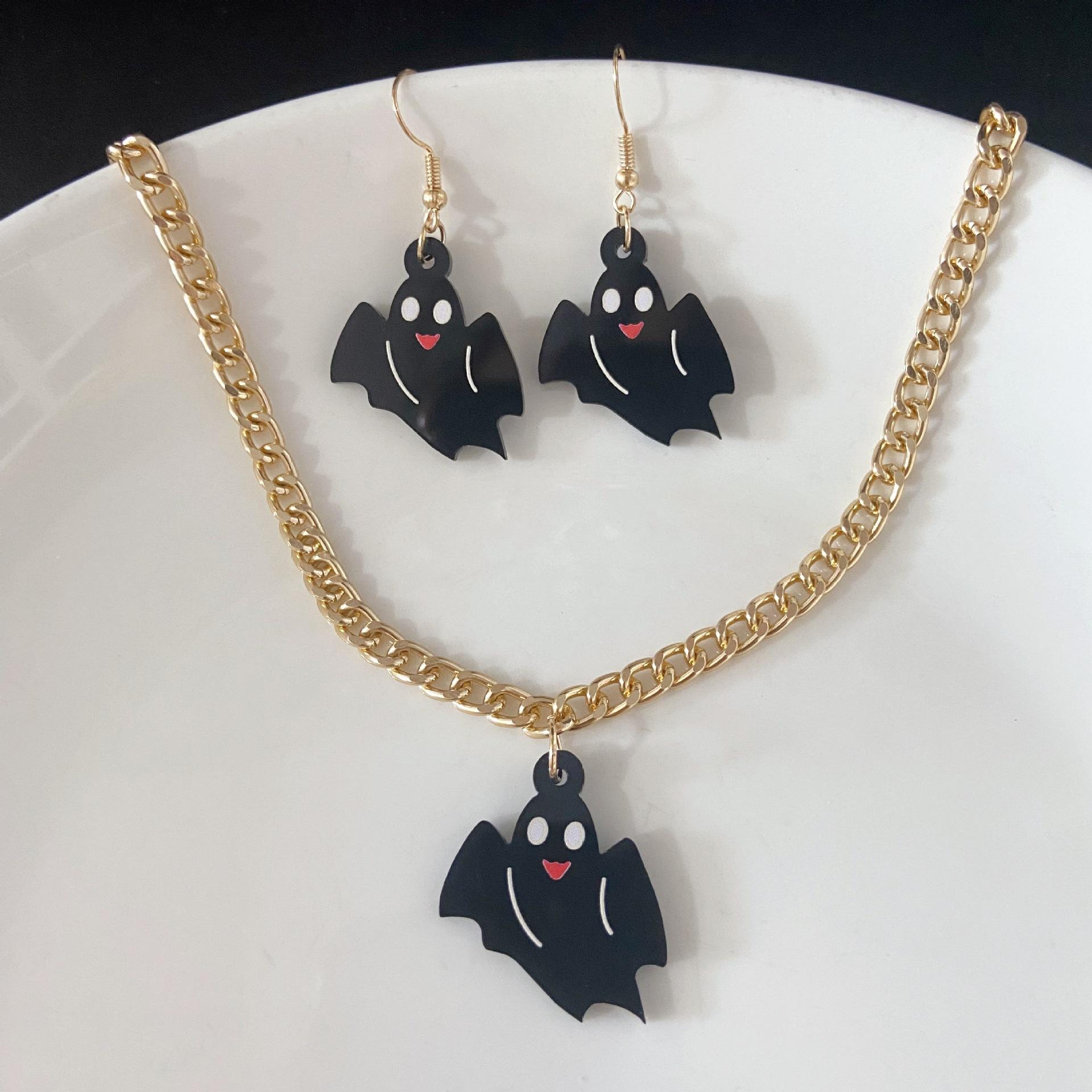 

Модные украшения для женщин белый