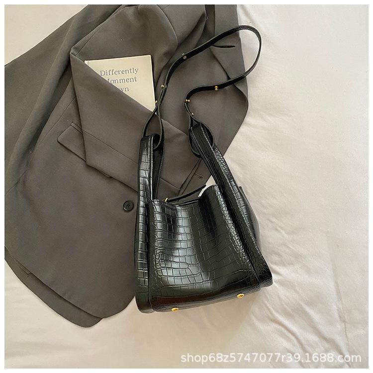 Korean Version of High-end Niche Fashion Portable Commuter Bag Women's 2025 Summer New Crocodile Pattern Crossbody Bucket Bag