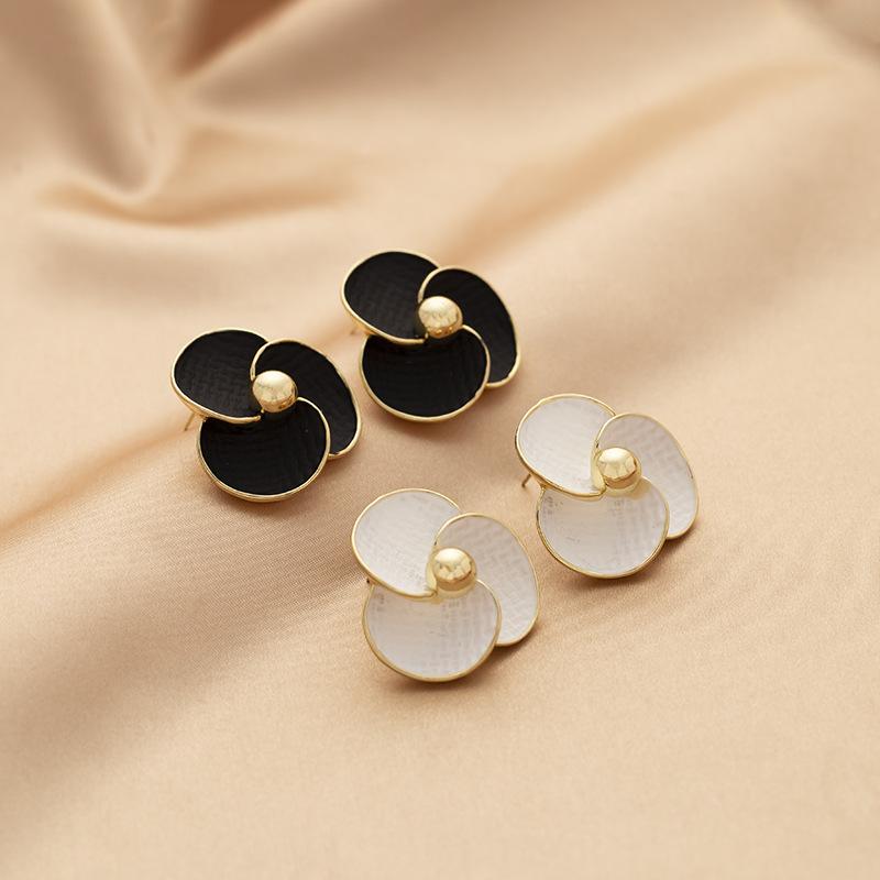 

Simple Metal Flower Earrings for Women Fashionable Retro Mosquito Coil Ear Clips