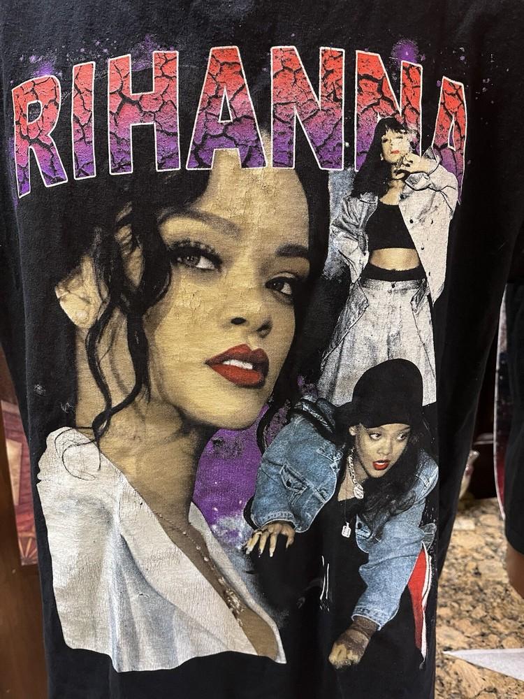 

Графичная футболка Rihanna размер Medium Черная Трещины на логотипе. Винтаж Футболка Unisex XXXXL