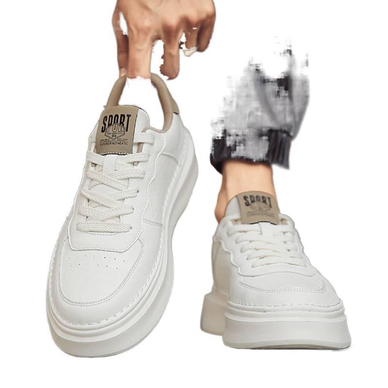 Neue Herbst-Plateau-Sport- und Freizeitschuhe erhöhen die Höhe von kleinen weißen Trendschuhen