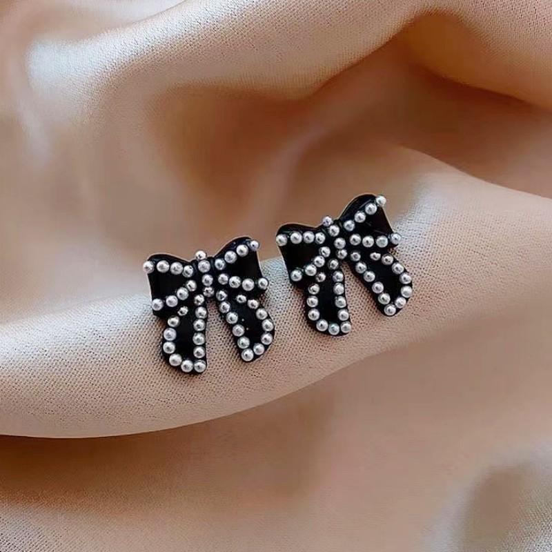 Retro Black Xiaoxiangfeng Stud Earrings Women's Fashion Elegance Temperament High-end Earrings Bow Love Versatile Earrings