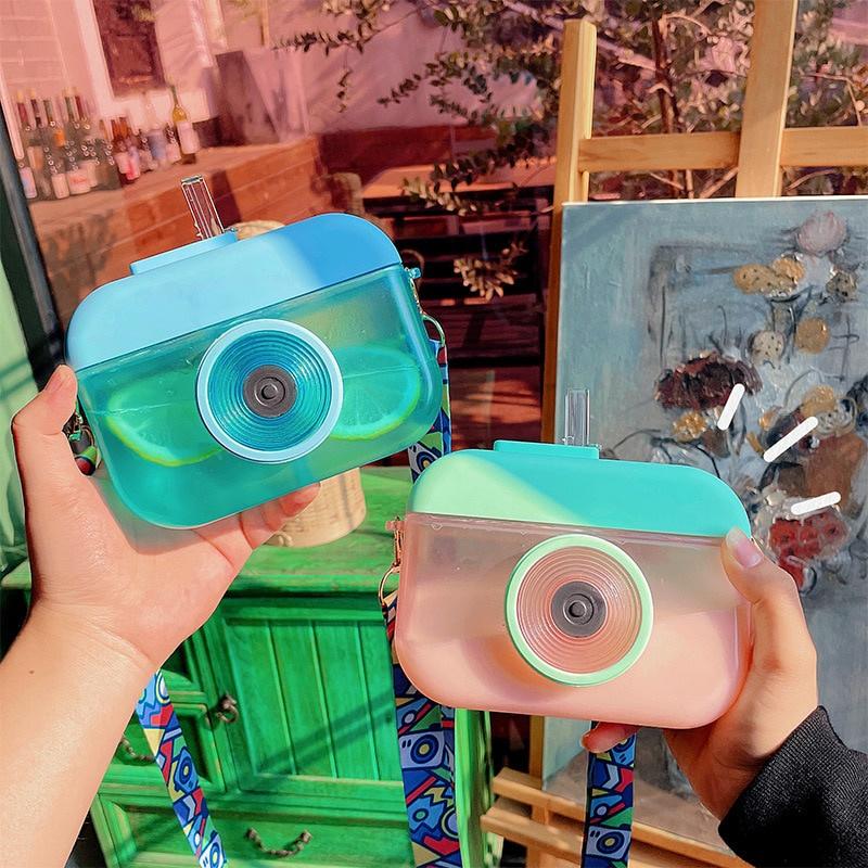 Bollitore per fotocamera carino da 400 ml Bottiglia d'acqua creativa per bambini con cannuccia Tazza per acqua potabile in plastica con cinturino portatile anticaduta per esterno