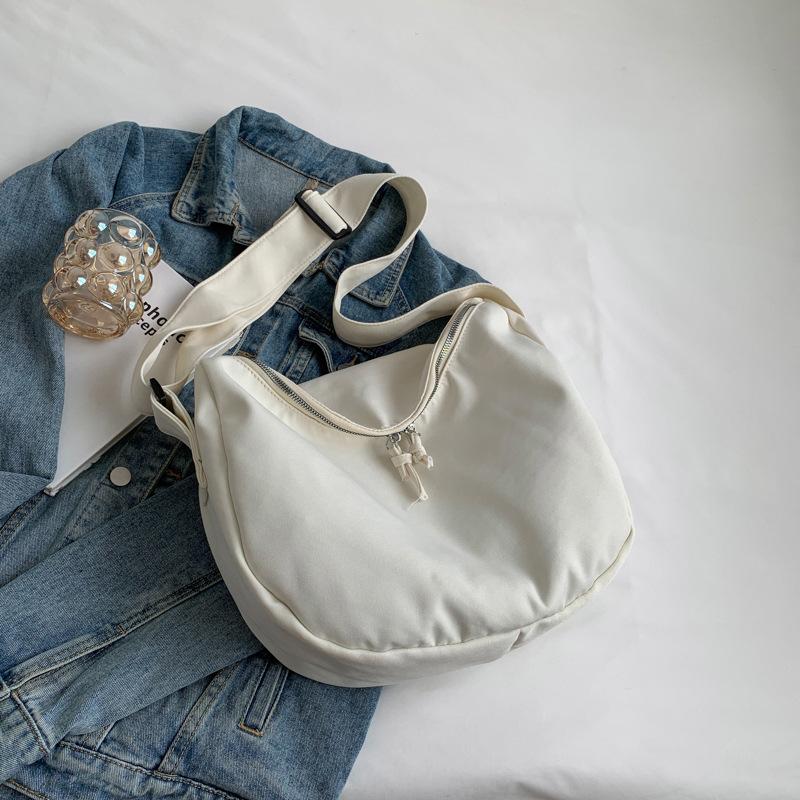 Leisure bag 2025 is popular this year. Small foreign style, fresh and large-capacity bags are popular. Women's shoulder underarm bags are simple and 