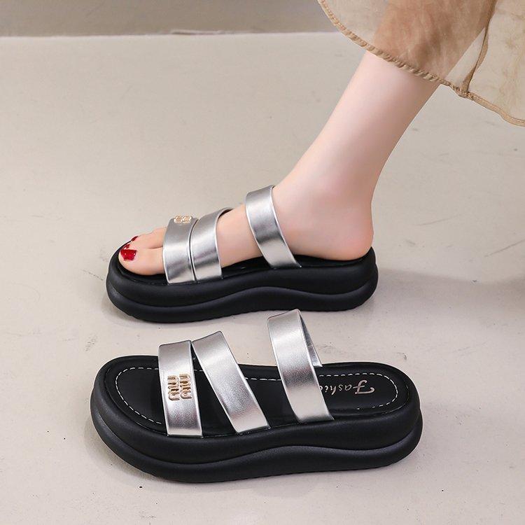 

2024 осень новые повседневные маффины и дышащие женские туфли на платформе шлепанцы с одной перемычкой женская обувь с буквенным принтом пляжные сандалии 40 серебряный