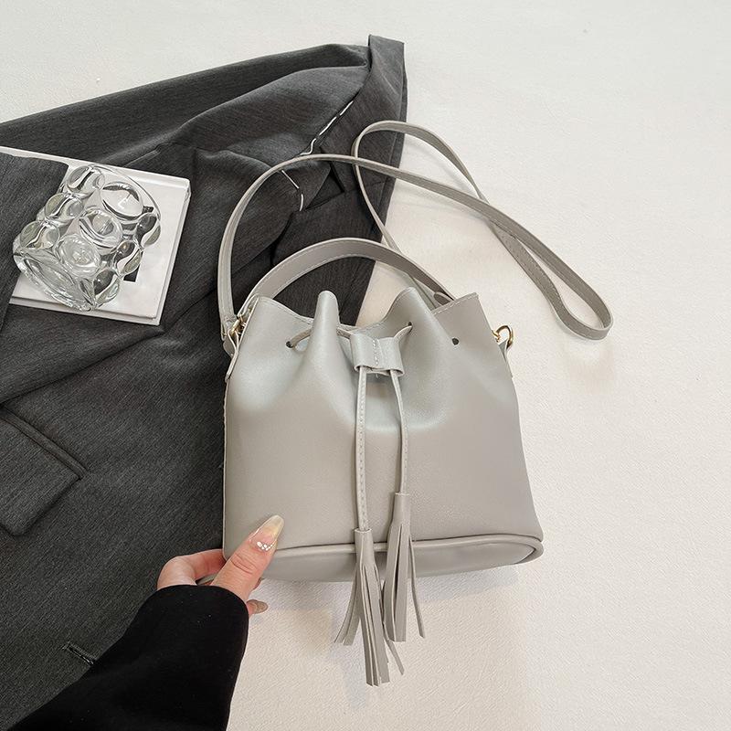 

Pumped bucket bag 2025 spring and summer, this year s popular solid color retro women s bag simple and versatile single shoulder messenger bag tide світло-сірого кольору