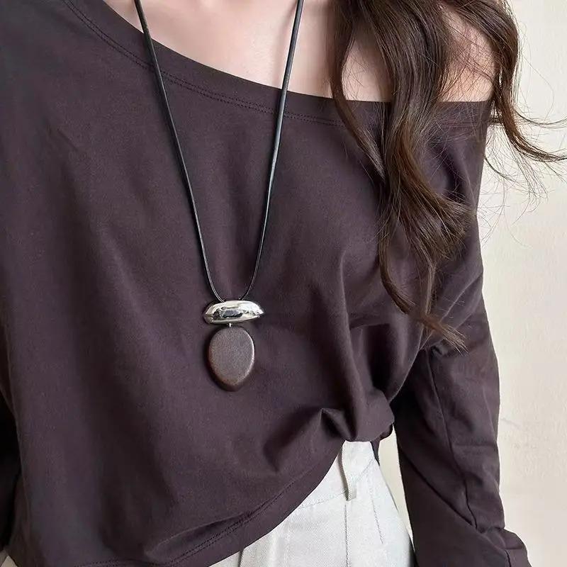 Vintage Ovales Hölzernes Y2K Anhänger Halskette für Damen Minimalistischer Mattes Metall Block Verstellbare Leder Kordel Pullover Kette Schmuck