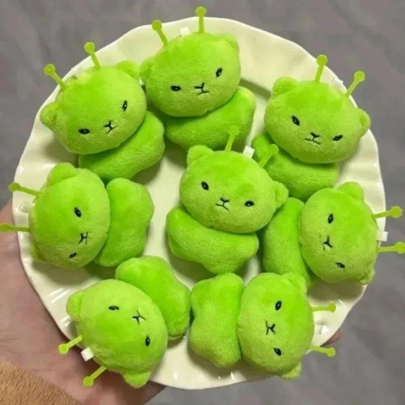 Llaveros de Peluche de Gato Alienígena Verde Colgante Peludo Estilo Mini Galaxia para Parejas Lindo Dibujo Animado Decoración para Bolsos Mochilas Llavero Regalos