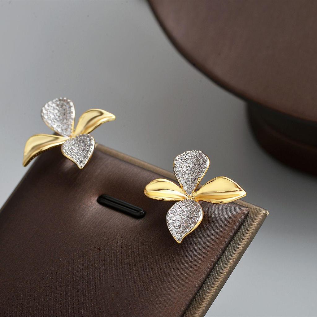 Light Luxury Zirconia Flower Necklace - European and American High-End Niche Jewelry