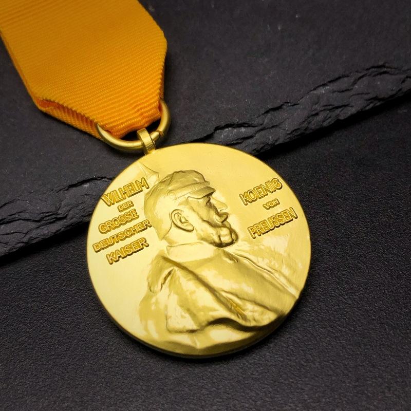 

Vintage gold-plated medal, foreign emblem, metal commemorative medal, metal handicrafts with sports event logo золотой