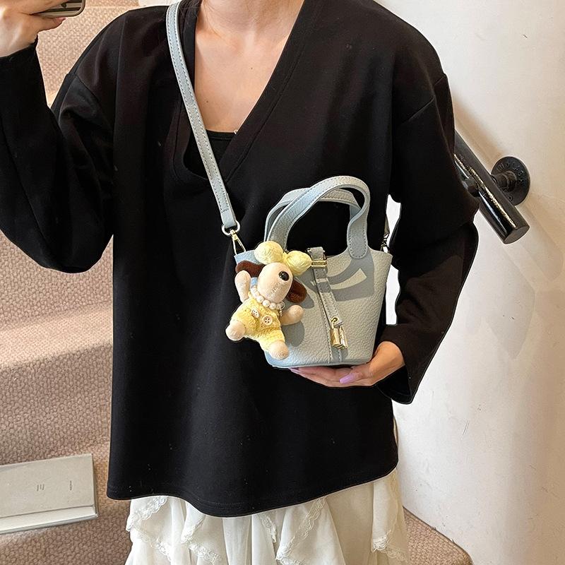 Today's Popular Bags Are Women's New Fashion and High-end Single Shoulder Messenger Bags, Portable Bucket Bags.