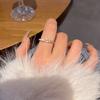 Gürtelring mit mikro-eingefassten Zirkonen, femininer, leichter Luxus, offener Zeigefingerring im angesagten Stil, neues Schmuckstück