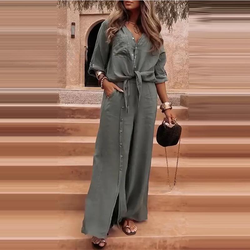 Dámská světle šedá košile na knoflíky s uzlem a širokými nohavicemi, bočním rozparkem a knoflíkovým detailem