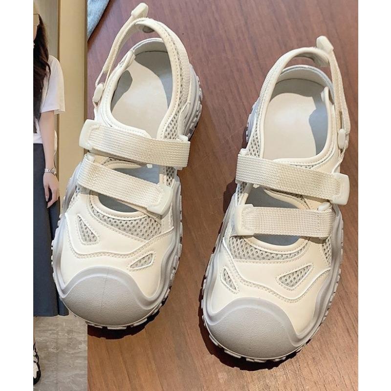 Neue atmungsaktive perforierte Sport-Dad-Schuhe und Crocs werden über Damen-Schuhe und Sandalen getragen