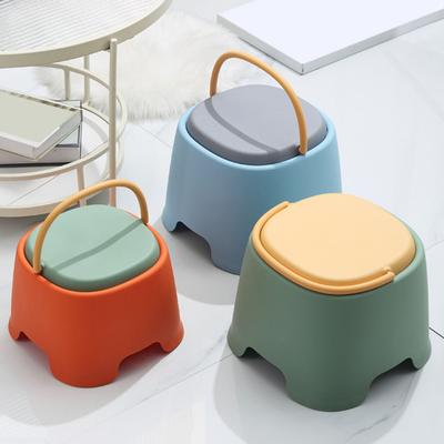 Sgabello Basso Impilabile Antiscivolo Leggero per Bambini Sgabello Robusto con Maniglia Soggiorno Bagno Scuola dell'Infanzia