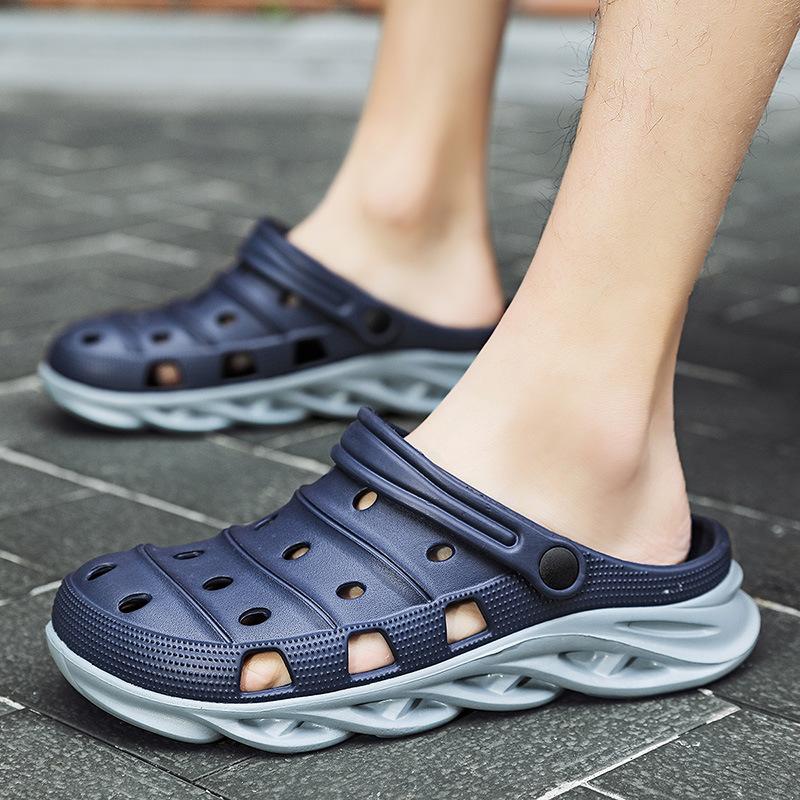 

Нова тенденція чоловічої моди: пляжні тапочки з дірками, які відповідають кольорам 45