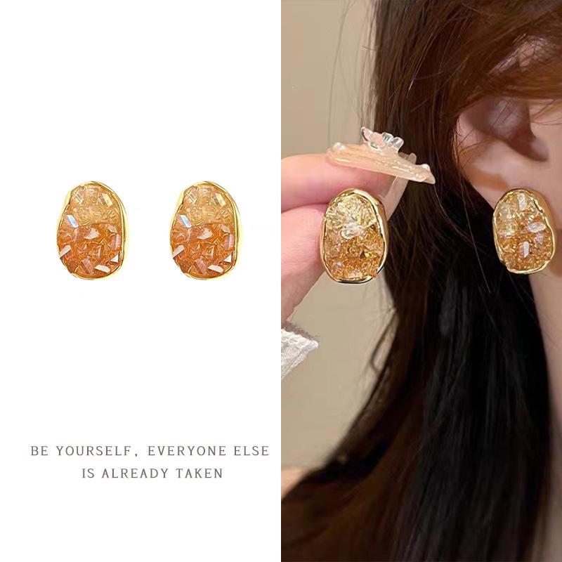 French Retro Pearl Clip-On Earrings: Mosquito Coil Design, Hong Kong Niche Style, No Piercing Needed, Women's High-End Fashion Accessories.