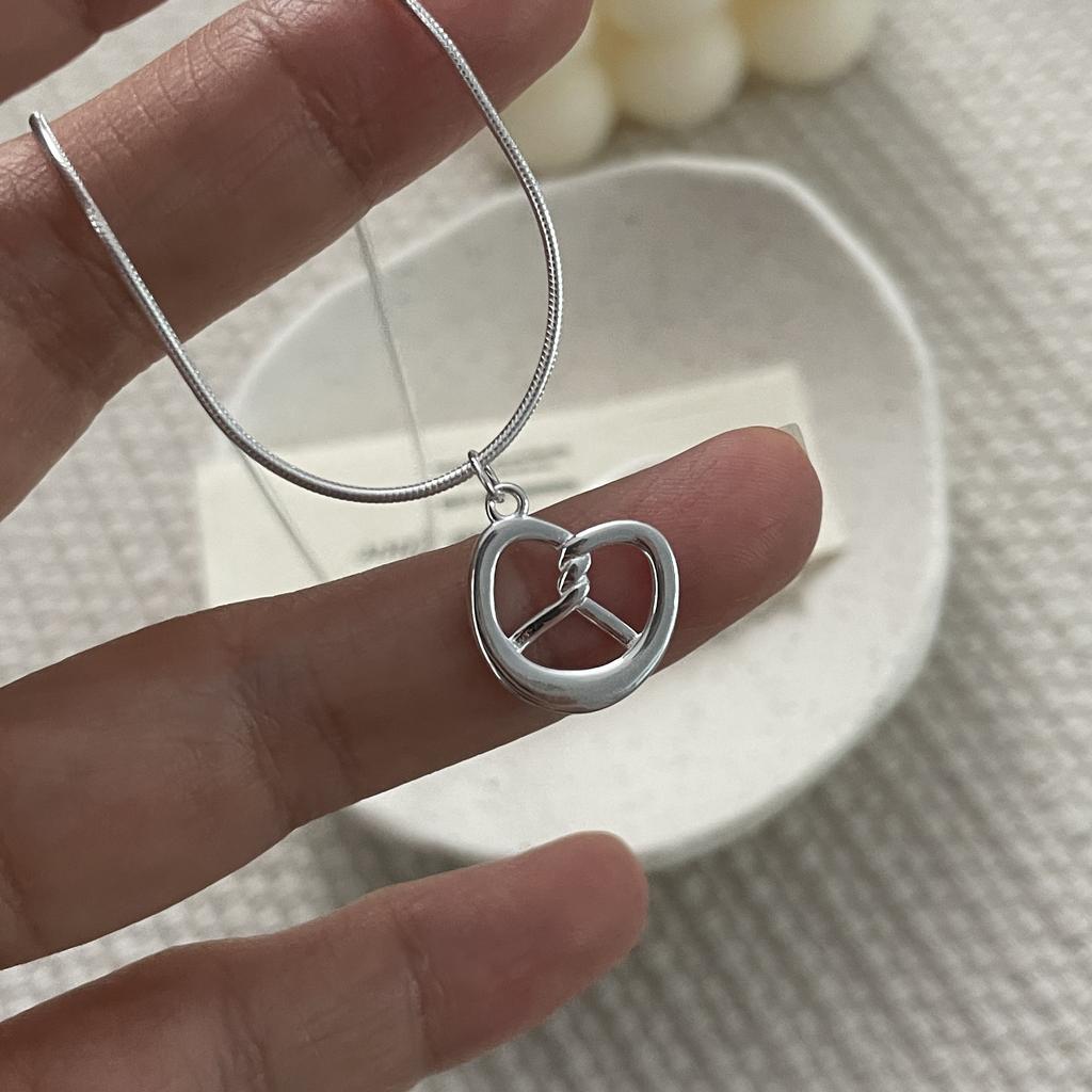 Korean version S925 sterling silver alkaline water knot necklace female niche design sense ins wind love line sense collarbone chain