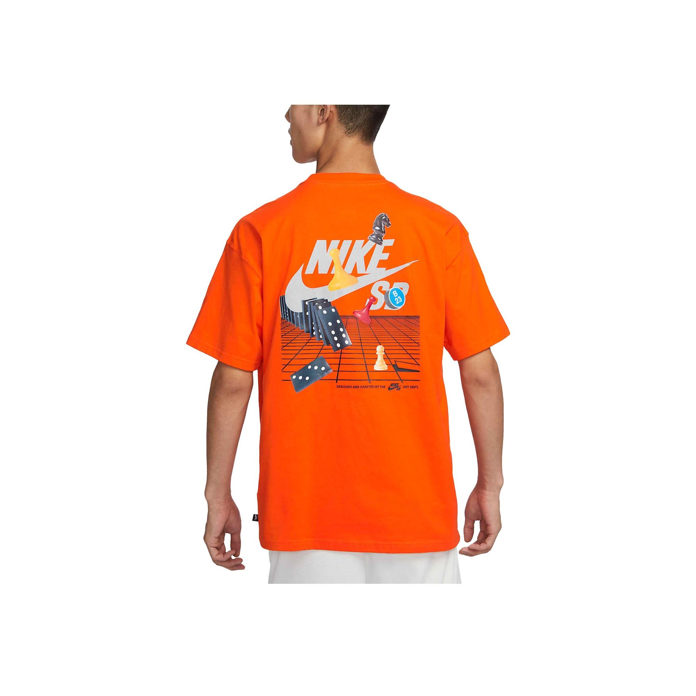 

Nike Чоловіча футболка з короткими рукавами та принтом SB з візерунком у вінтажному американському стилі з скейтбордингом, ребристим вирізом та заниженими плечима, кольору Safety-Orange FJ1136-803 2XL