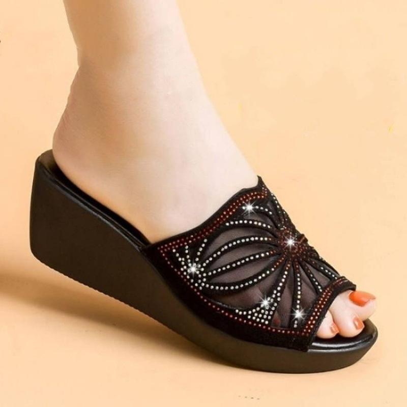 

Тапочки женские летняя модель модель матери сандалии летняя обувь нескользящая мягкая подошва стразы средний возраст танкетка средний каблук большой размер мода 35 бордовый