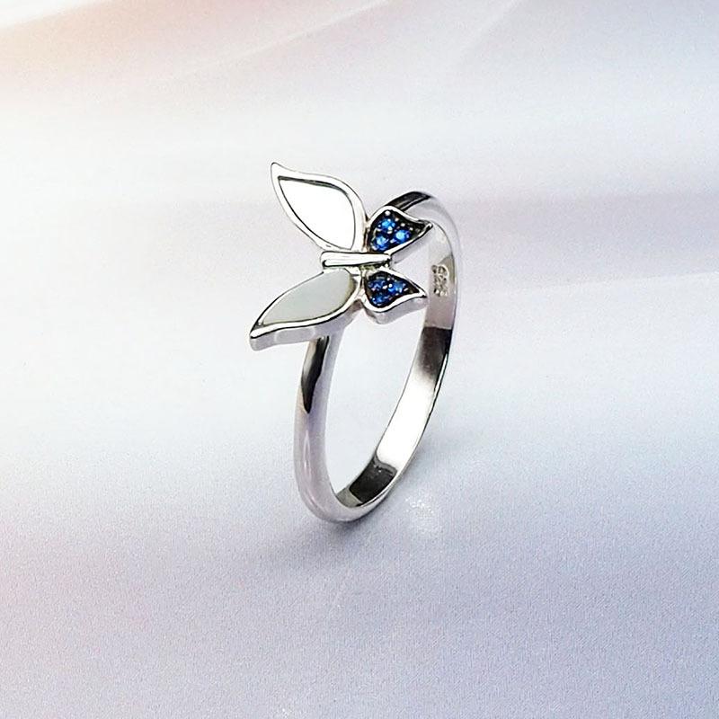 Ringschmuck aus S925-Silber mit Mikropavé, blauem Spinell, natürlicher weißer Muschel und Schmetterlingstier