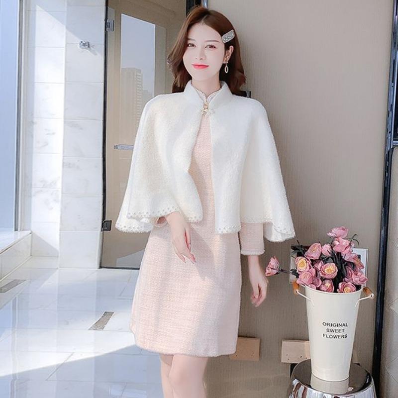 Tragen Sie einen Umhang über einem Schal, einer Strickjacke, einem kleinen Mantel und einem Strickpullover für Herbst und Winter