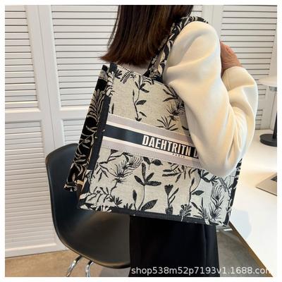 Fashion Large-capacity Bag Women's New Printed Leaf Handbag Student Class Commuting Shoulder Bag