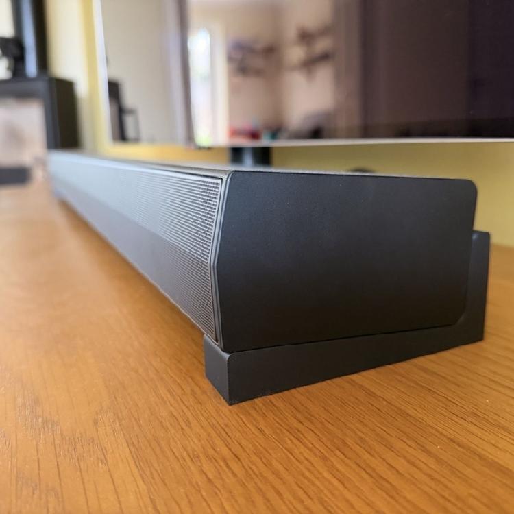 Zvýšený stojan pro soundbar s protiskluzovými gumovými nožičkami pro stabilní umístění a čistý zvuk