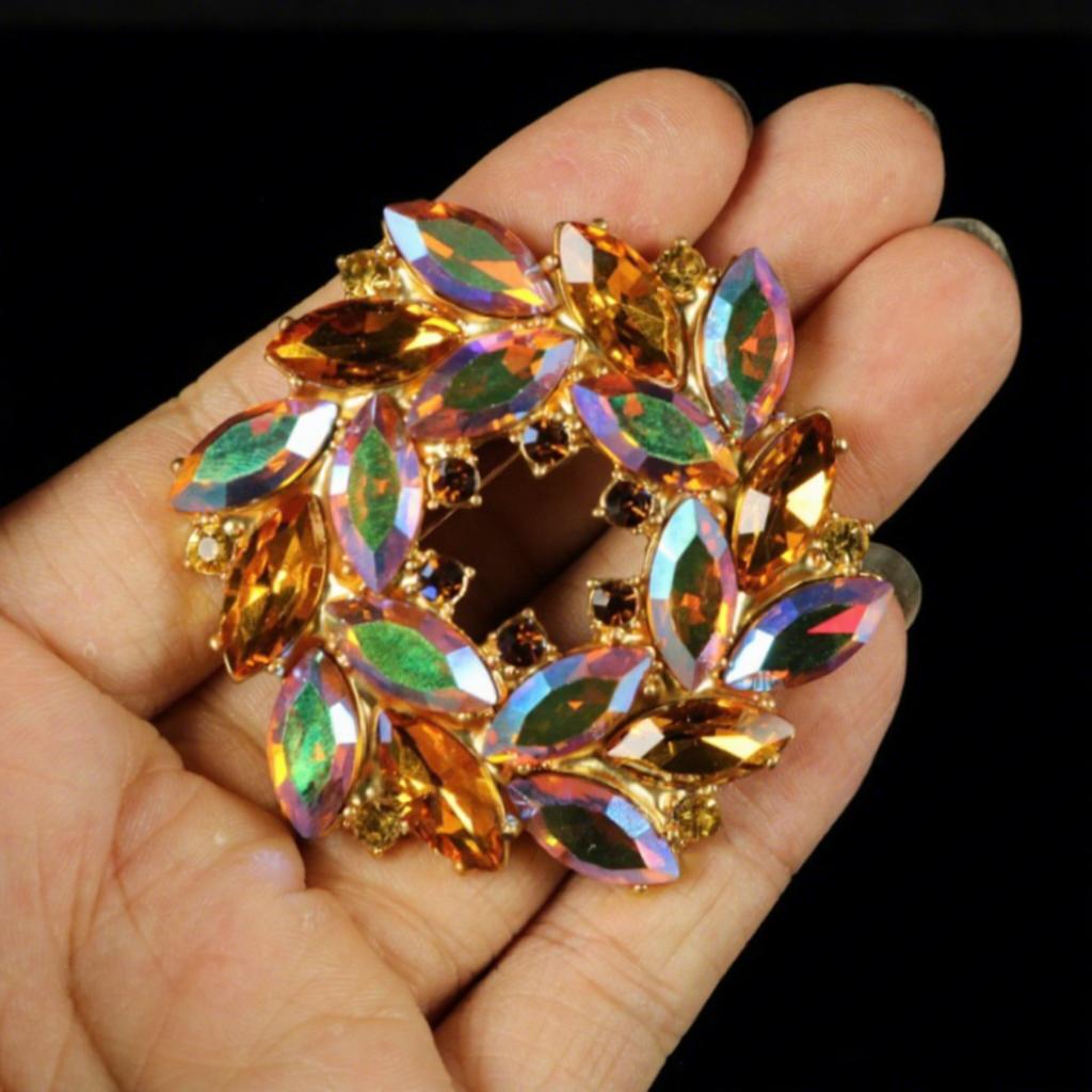 Vintage Brooches, Sweet and Fashionable, Full of Diamonds Colorful Crystals, Elegant Light Luxury