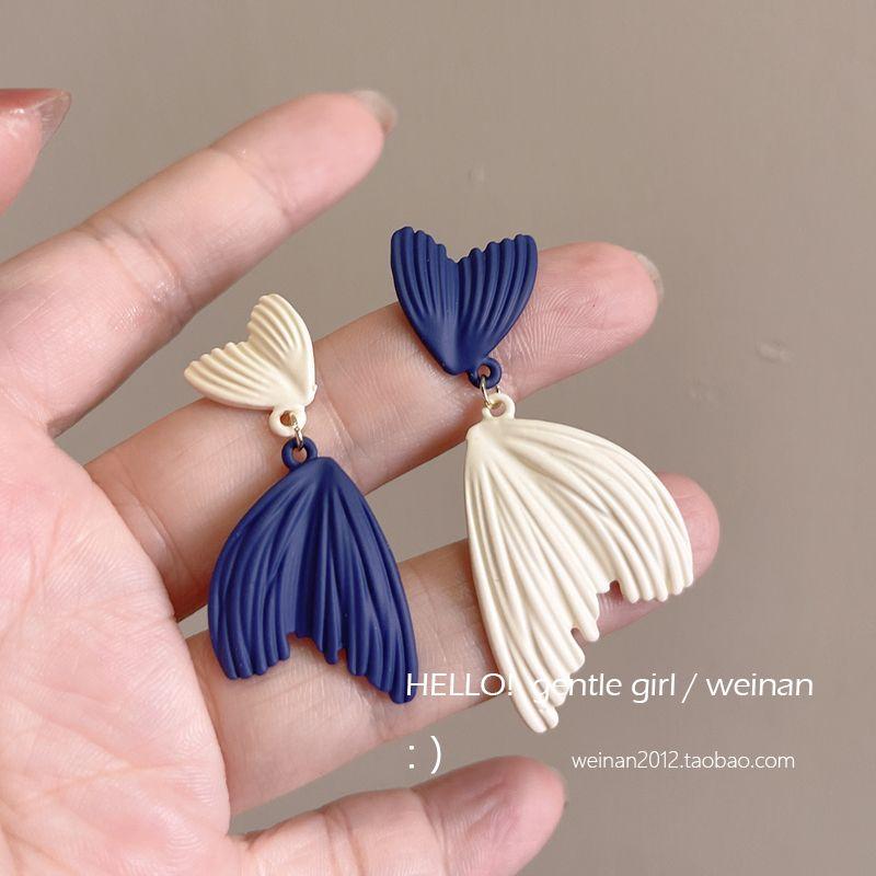 

Обычный сине-белый асимметричный серебряный гвоздь для уха в виде москитной спирали A pair of stud earrings