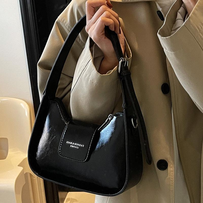 French niche single shoulder underarm bag women's 2025 summer new fashionable high-value commuter baguette bag messenger bag