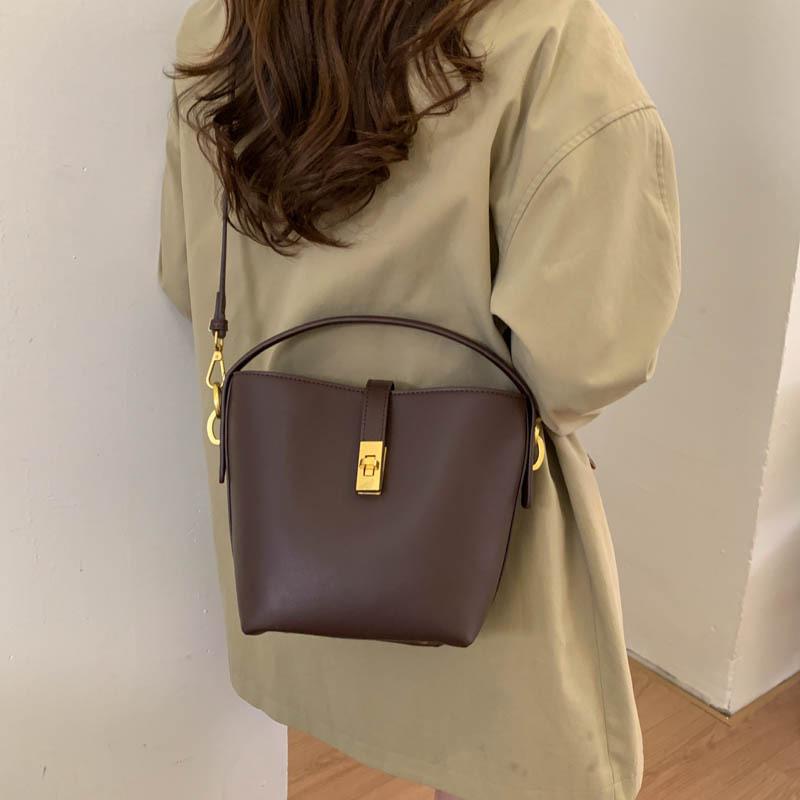 2025 Winter New High-end Large-capacity Handbag Bag Women's Fashion Shoulder Messenger Bag Commuter Bucket Bag
