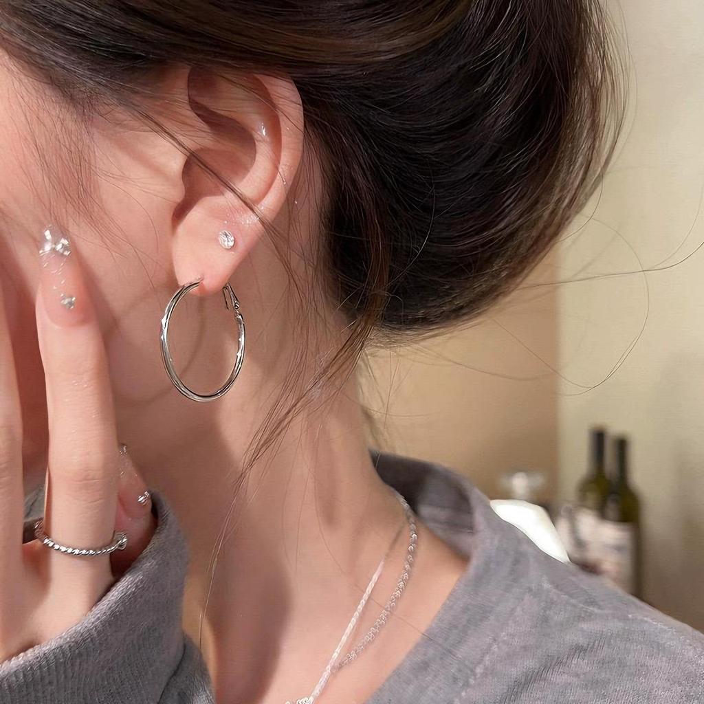 Elegant Large Hoop Earrings - High-End, Simple, and Versatile for a Luxurious European and American Style.