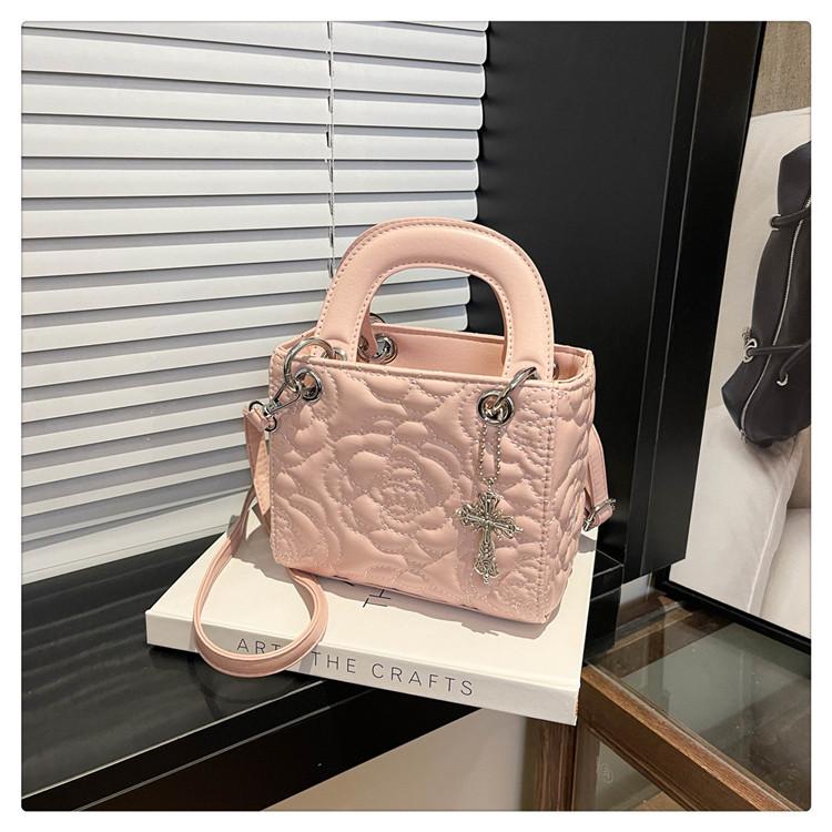 

New fashionable versatile niche handbag, high-end simple commuting shoulder crossbody bucket bag рожевий