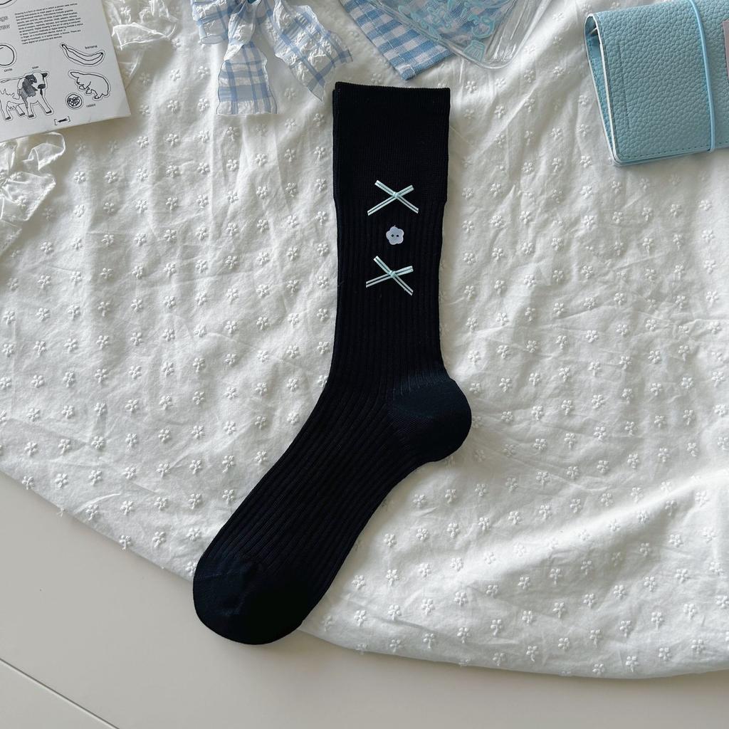 Thin Ballet Style Socks With Solid Color Buttons And Bows Tied With Gray Mid-Tube Piles Of Socks
